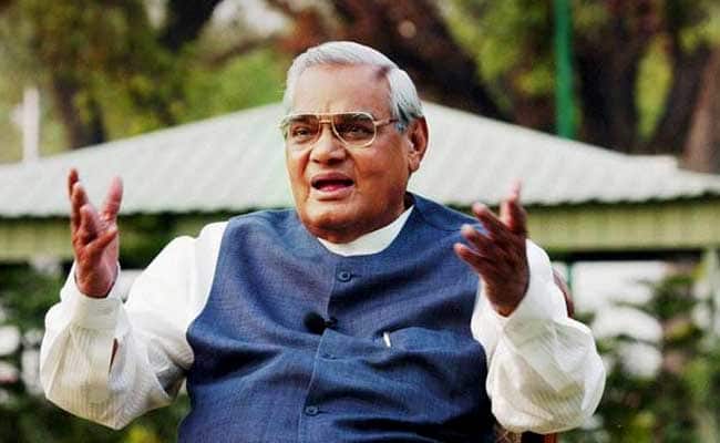 वाजपेयी के पार्थिव शरीर को भाजपा मुख्यालय ले जाया जा रहा